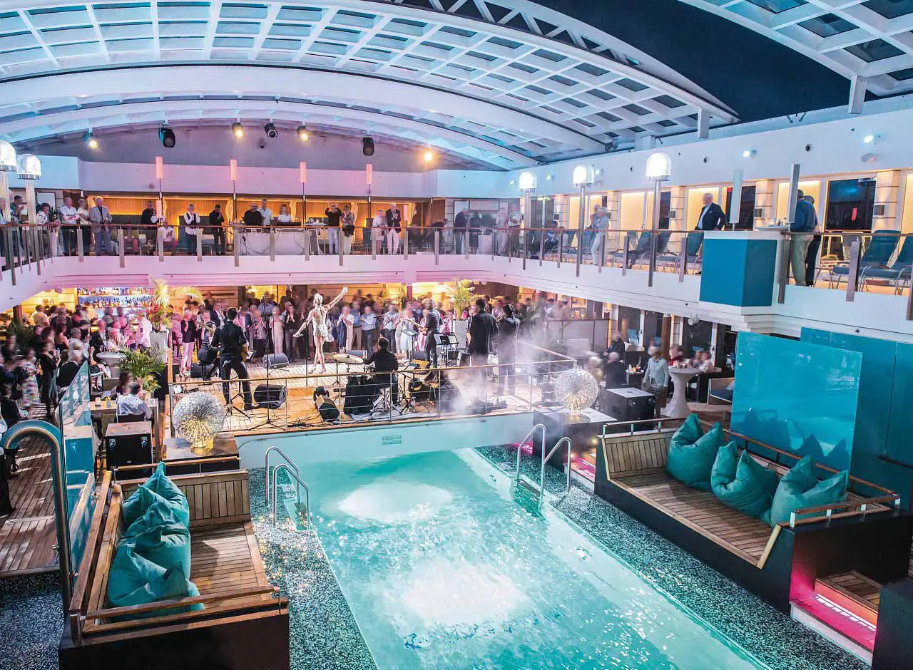 MS EUROPA 2 - Poolparty
