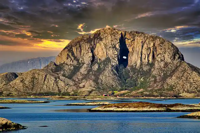 Torghatten 9 - Thumb